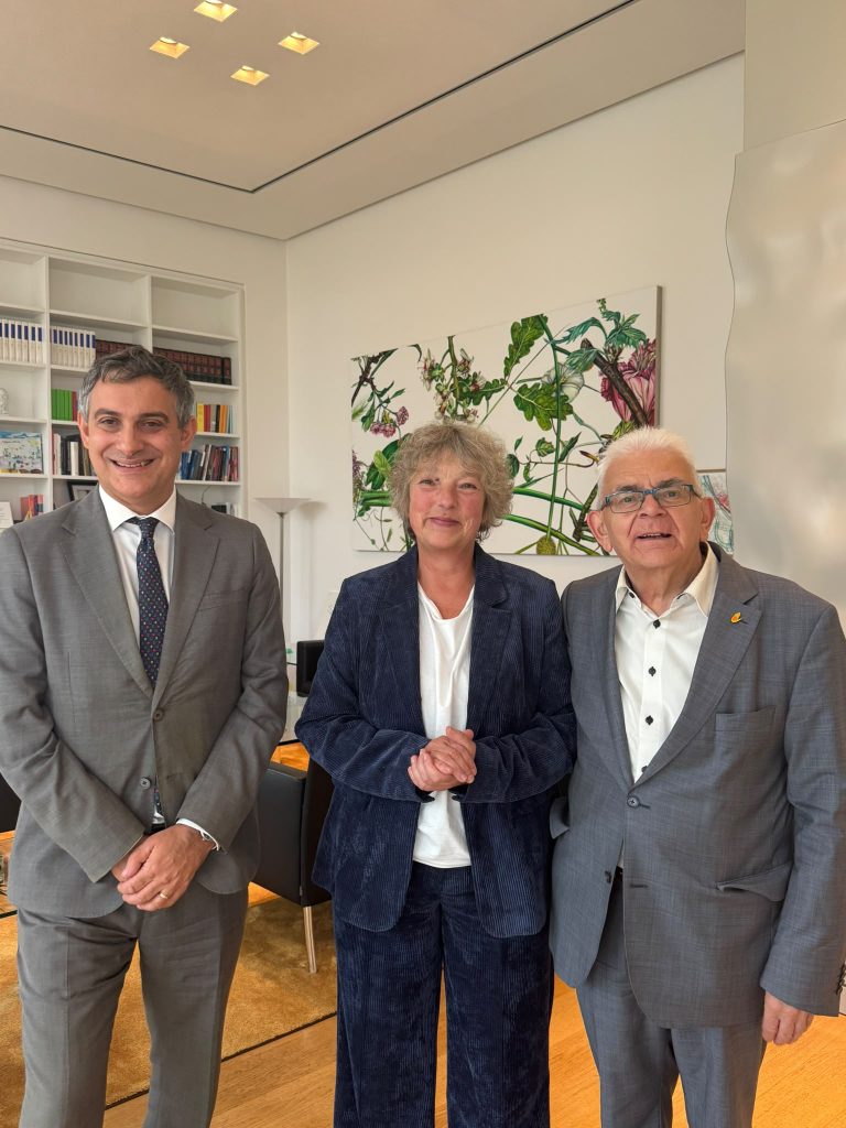 da sinistra a destra: Il Console Generale Piero Vaira, la Presidente del Parlamento Hanna Naber, l’ex dirigente nazionale del sindacato IG BCE Giovanni Pollice