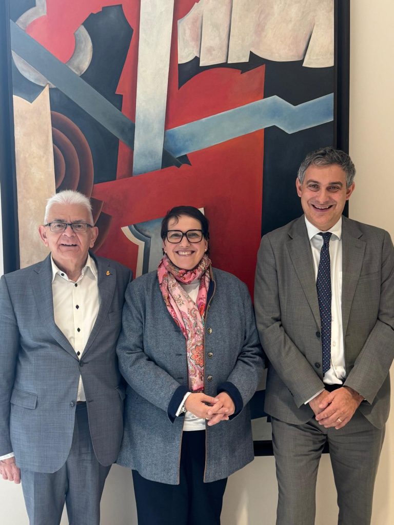 da sinistra a destra: l’ex dirigente nazionale del sindacato IG BCE Giovanni Pollice, la Ministra per gli Affari Europei Melanie Walter e il Console Generale Piero Vaira