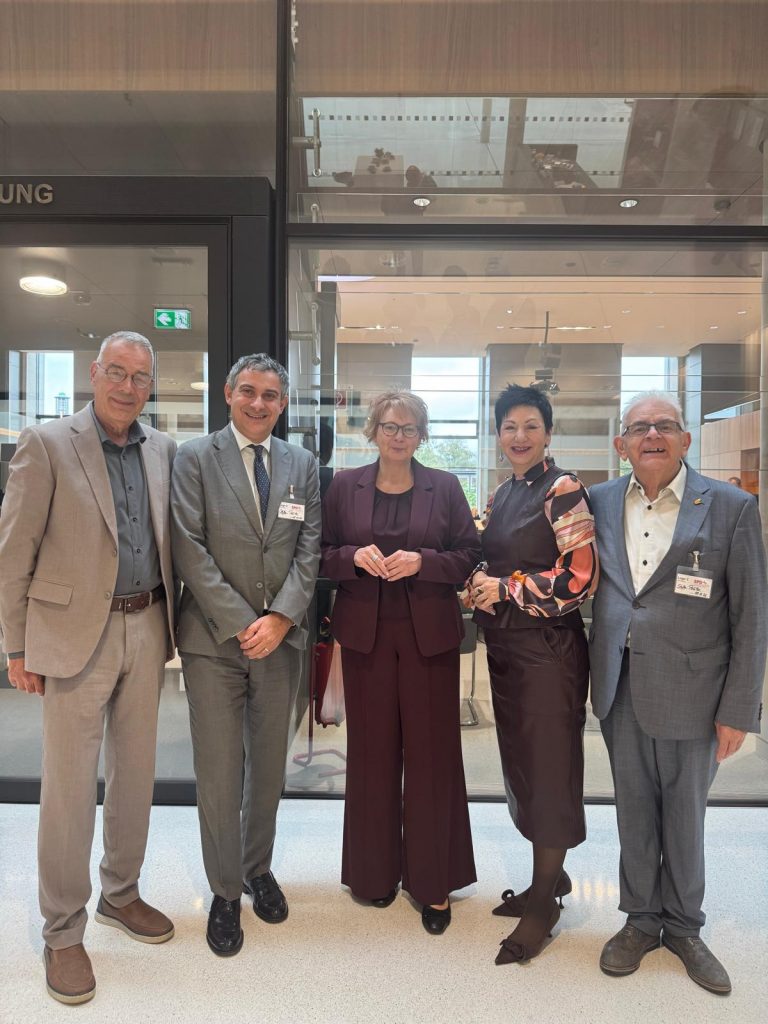 da sinistra a destra: il deputato della SPD Gerd Hujahn, il Console Generale Piero Vaira, la Ministra dell’Interno Daniela Behrens, la deputata della SPD di Wolfsburg Immacolata Glosemeyer, l’ex dirigente nazionale del sindacato IG BCE Giovanni Pollice